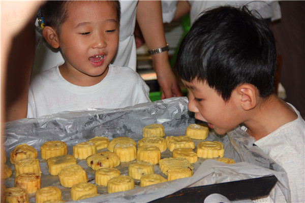 亲子月饼DIY 40名小朋友在幼儿园做月饼庆中秋(图)[10]|青岛|半岛网