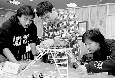 参赛学生在进行“木制屋面结构”的模型制作(图)